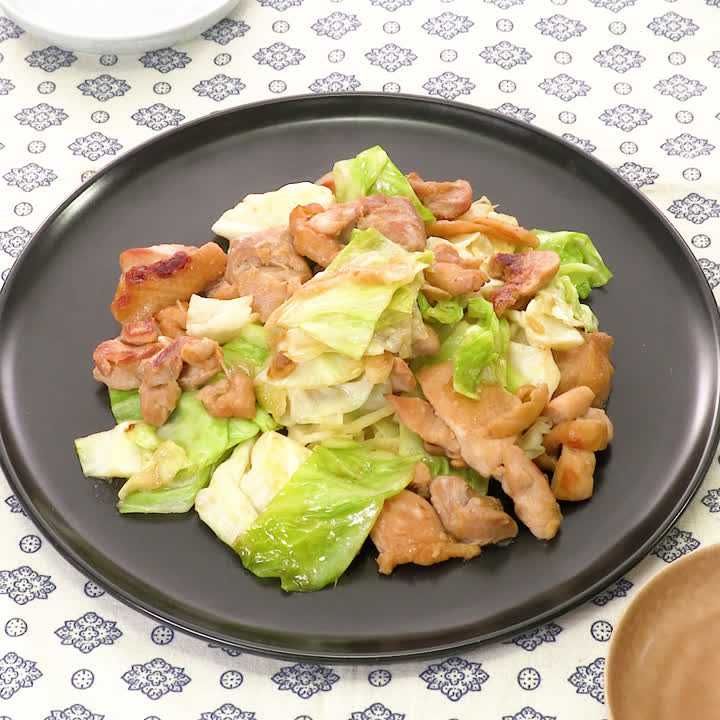 キャベツと鶏肉のにんにく蒸し焼き