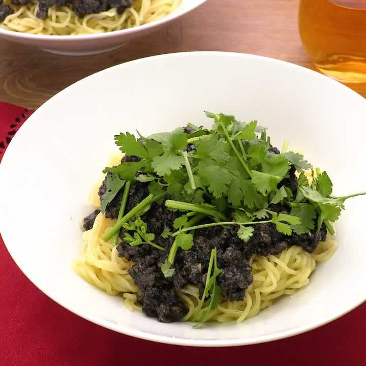 衝撃の黒さ 黒ごまジャージャー麺のレシピ動画 作り方 Delish Kitchen