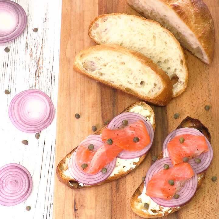 スモークサーモンとクリームチーズのオープンサンド