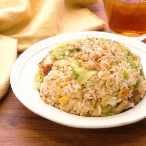 レタスとカリカリ豚の簡単チャーハン