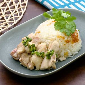 「カオマンガイ風鶏肉の炊き込みご飯」のレシピ動画