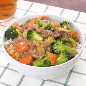 「牛肉とブロッコリーのコーンクリーム丼」のレシピ動画