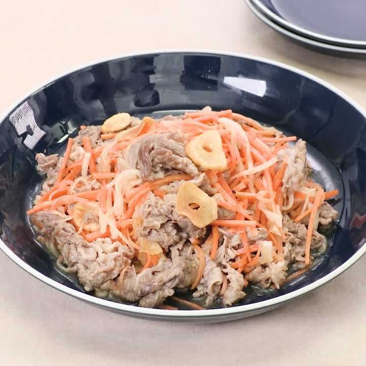 牛肉と千切り野菜のにんにく和え