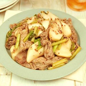 牛肉とかぶの粒マスタード炒め