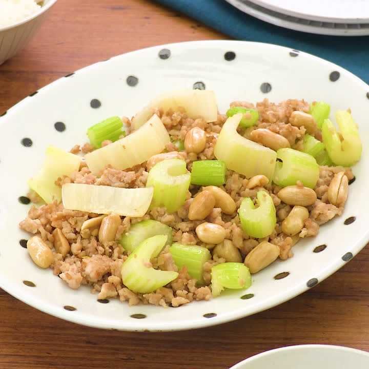 鶏ひき肉とセロリのナッツ炒め