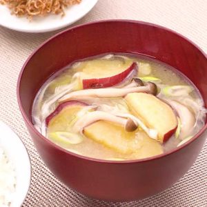 「さつまいもとしめじの味噌汁」のレシピ動画