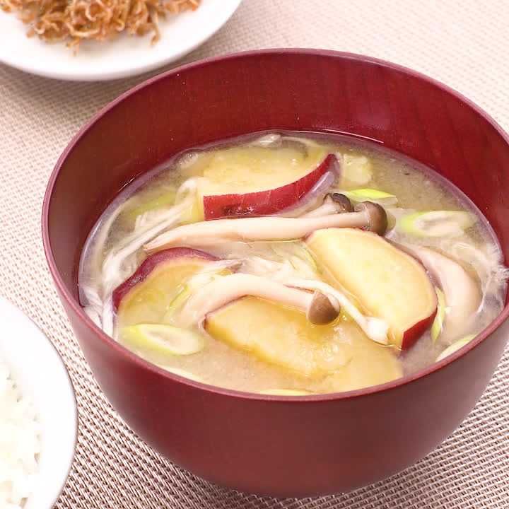さつまいもとしめじの味噌汁