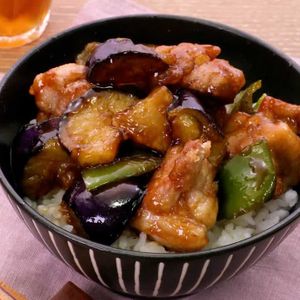 「なすと鶏肉の甘ポン酢丼」のレシピ動画