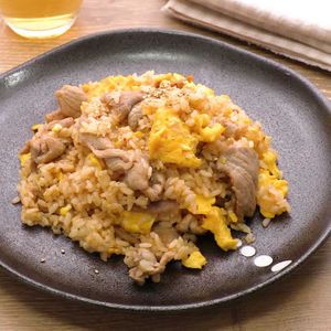 「豚肉とねぎの焼肉チャーハン」のレシピ動画