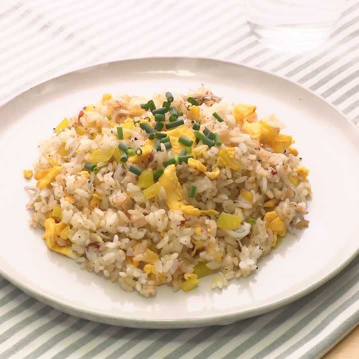 漬物を使って簡単に たくあんとおかかのチャーハンのレシピ動画 作り方 Delish Kitchen