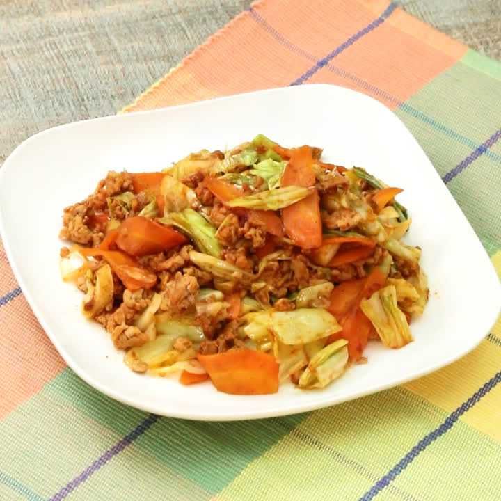 鶏ひき肉とキャベツのケチャップ炒め