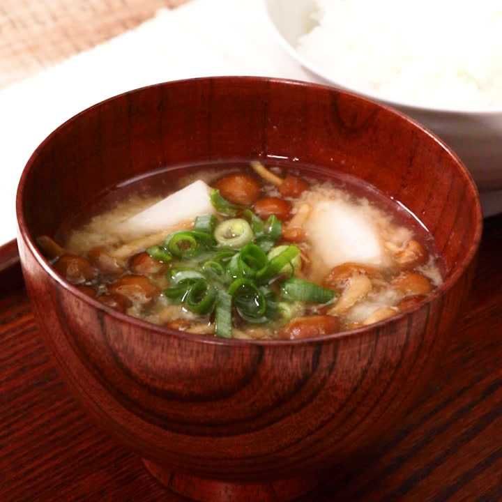 里芋となめこの味噌汁