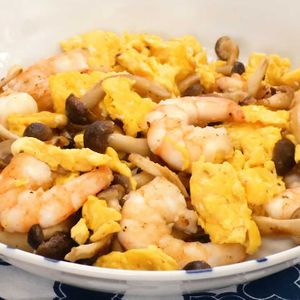 「えびとしめじの卵炒め」のレシピ動画