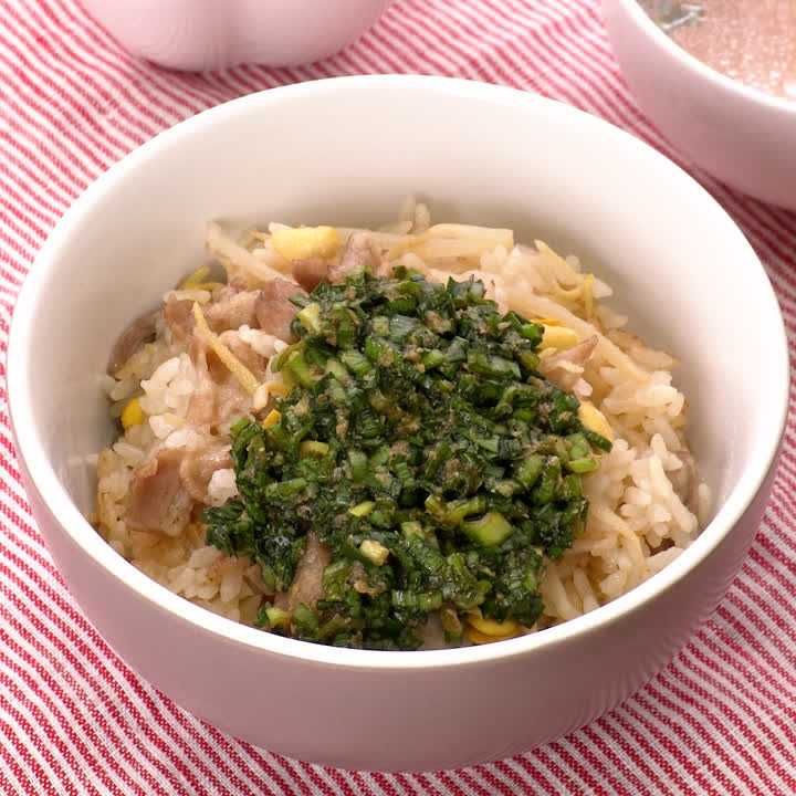 たっぷりニラだれの炊き込みご飯