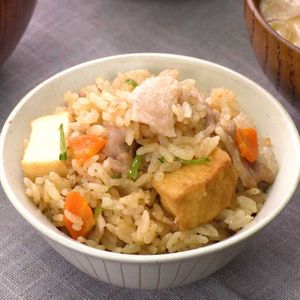 「厚揚げと豚バラ肉の中華炊き込みご飯」のレシピ動画