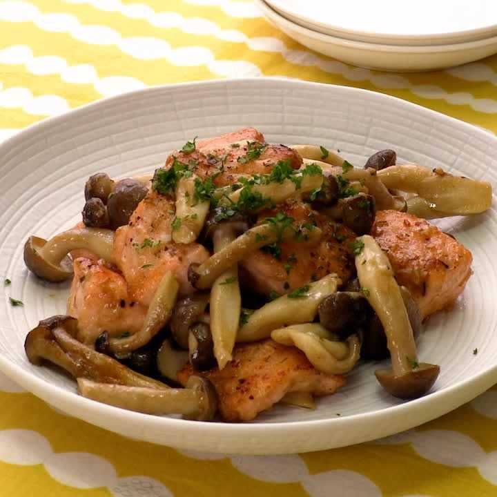 しめじと鮭のガーリックバター炒め