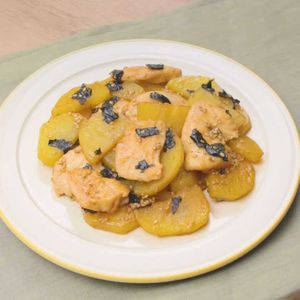 「じゃがいもと鶏むね肉の甘辛海苔炒め」のレシピ動画