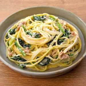 「ツナとほうれん草のホワイトソースパスタ」のレシピ動画