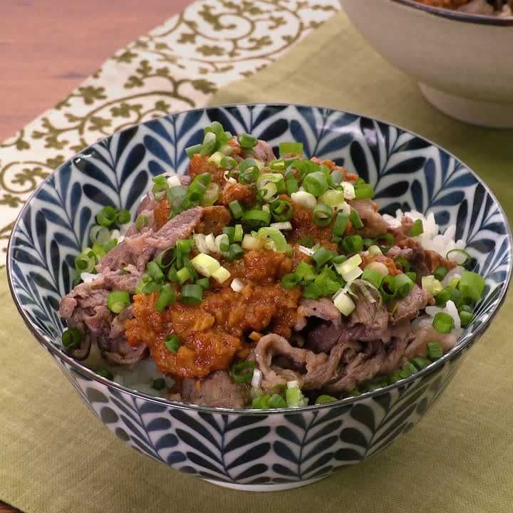 にんにくごまだれ牛丼