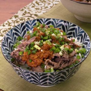 「にんにくごまだれ牛丼」のレシピ動画