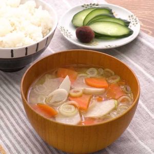 「里芋とにんじんの味噌汁」のレシピ動画