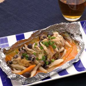 「鮭としめじのホイル蒸し」のレシピ動画