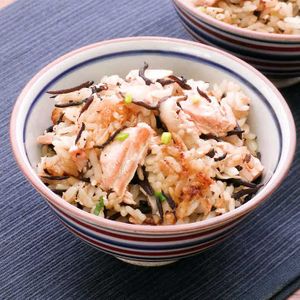 香り豊かな 鮭としめじの炊き込みごはんのレシピ動画 作り方 Delish Kitchen