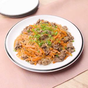 「にんじんと牛肉の春雨中華炒め」のレシピ動画