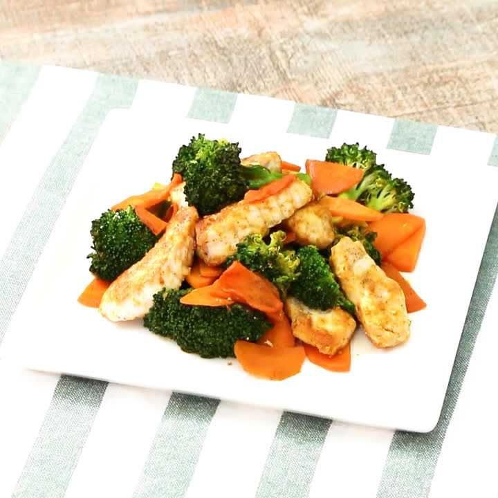 ブロッコリーとメカジキのカレー炒め