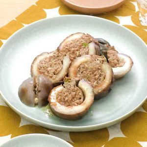あけびの肉詰め照り焼きソースがけ
