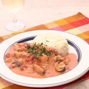 チキンストロガノフのバターライス添え