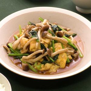 「しめじと小松菜のオイスター卵炒め」のレシピ動画