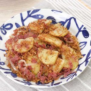 コンビーフポテトのカンパン粉焼き