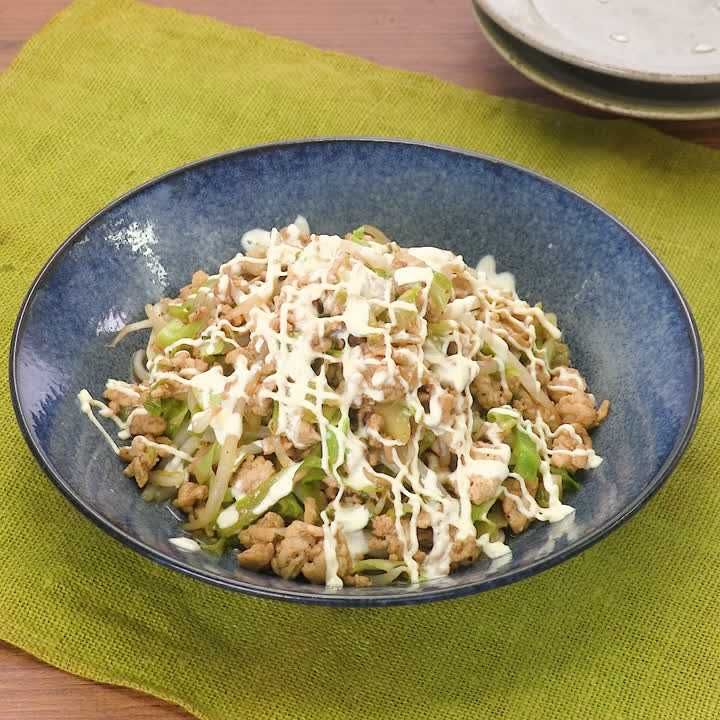 鶏ひき肉ともやしのソース炒め