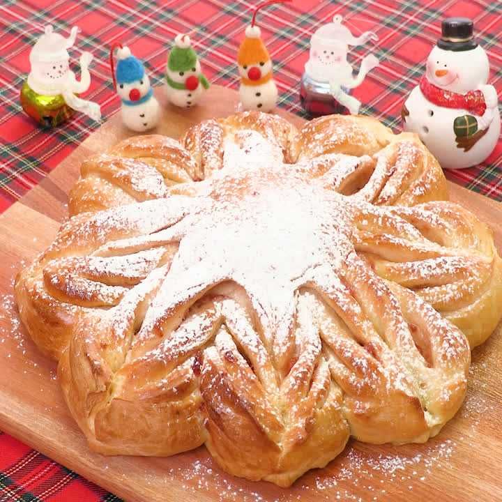 クリスマスにぴったり いちごリースパンのレシピ動画 作り方 Delish Kitchen