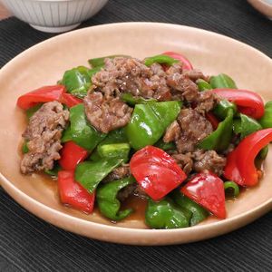 「牛肉とピーマンの青椒肉絲風炒め」のレシピ動画