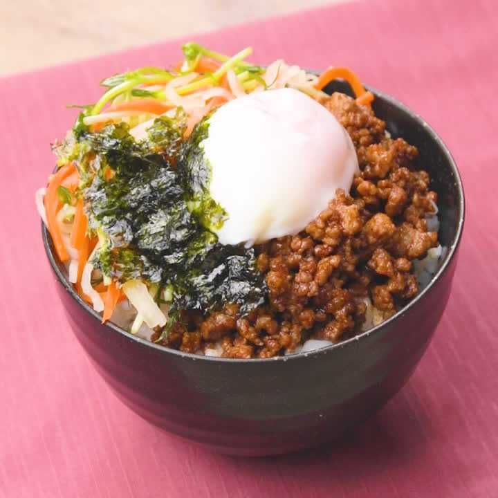 彩り豊かな ひき肉とナムルのピリ辛ビビンバのレシピ動画 作り方 Delish Kitchen