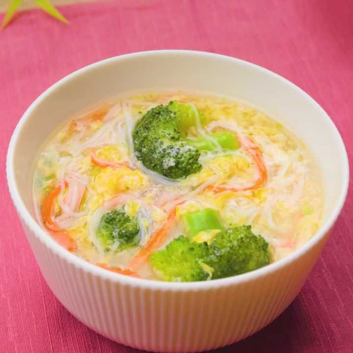 ブロッコリーとかにかまぼこの卵スープ