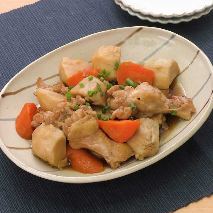 里芋と手羽元の煮込み