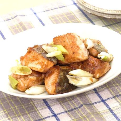 コクうまな味わい 鮭とねぎのめんつゆバター炒めのレシピ動画 作り方 Delish Kitchen