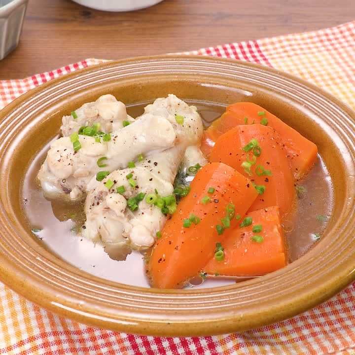 ゴロゴロにんじんと鶏手羽の塩煮