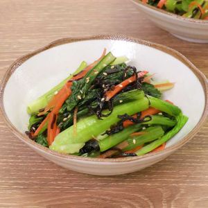 「小松菜とにんじんの塩昆布ナムル」のレシピ動画