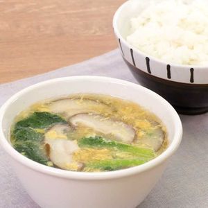 「小松菜と卵の中華スープ」のレシピ動画