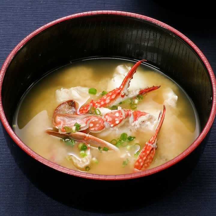 殻付きワタリガニの味噌汁