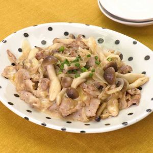 「しめじと豚肉のチーズ味噌炒め」のレシピ動画