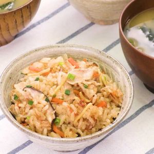 「豚バラとにんじんの生姜炊き込みご飯」のレシピ動画