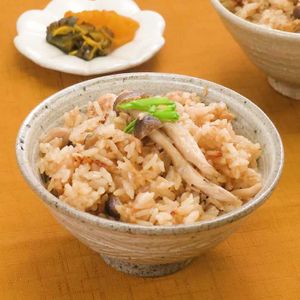 「しめじとツナの炊き込みご飯」のレシピ動画
