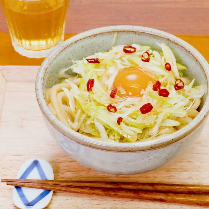 ピリ辛ごま油で絶品！ ぶっかけごま油の釜玉うどんのレシピ動画・作り方 | デリッシュキッチン