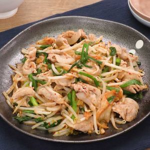 「豚肉ともやしのキムチ炒め」のレシピ動画