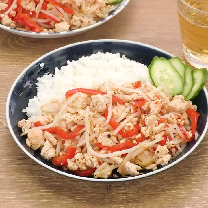 鶏ひき肉ともやしのエスニック丼